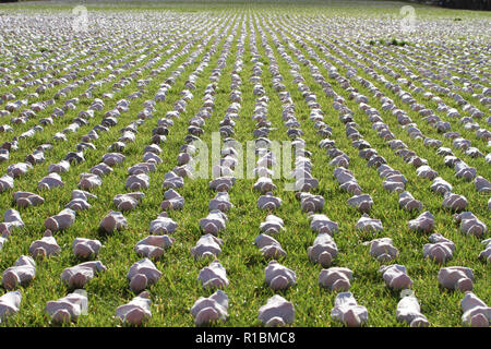 London's Queen Elizabeth Olympic Park, Stratford, London - 11. November 2018: schrägseile der Somme kunst Installation, die für die 72,396 British Commonwealth Soldaten in der Schlacht an der Somme getötet, die keine bekannten Grab und deren Namen sind auf die thiepval Gedenkstätte in Erinnerung Tag gesehen Sonntag 2018 eingraviert. Hunderte von Menschen waren Stille für zwei Minuten zu Ehren der Gefallenen. Die Installation ist von Hand gefertigt - Nähen calico Wanten und über kleine Figuren des Künstlers Rob hört. Quelle: David Mbiyu/Alamy leben Nachrichten Stockfoto