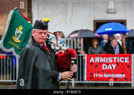 Saltcoats, Ayrshire, UK. 11 Nov, 2018. Starker Regen und starken Wind nicht davon abhalten, über 1000 Menschen aus dem Wenden am Ehrenmal und Kriegerdenkmal in Saltcoats, Ayrshire, GROSSBRITANNIEN, um ihren Respekt zu zeigen, legen Tribute der Kränze und an den Tag des Gedenkens nehmen zum Gedenken an 100 Jahre seit der Beendigung der Konflikte in der Welt Krieg 1 Credit: Findlay/Alamy leben Nachrichten Stockfoto