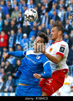 Magdeburg, Deutschland. 11 Nov, 2018. Fussball: 2. Fussballbundesliga, 13. Spieltag, 1.FC Magdeburg - SSV Jahn Regensburg in der MDCC-Arena. Die Magdeburger Christian Beck (l) in einer Kopfzeile Duell mit der Regensburger Asger Soerensen. Quelle: Joachim Sielski/dpa - WICHTIGER HINWEIS: In Übereinstimmung mit den Anforderungen der DFL Deutsche Fußball Liga oder der DFB Deutscher Fußball-Bund ist es untersagt, zu verwenden oder verwendet Fotos im Stadion und/oder das Spiel in Form von Bildern und/oder Videos - wie Foto Sequenzen getroffen haben./dpa/Alamy leben Nachrichten Stockfoto