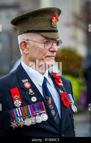 Saltcoats, Ayrshire, UK. 11 Nov, 2018. Starker Regen und starken Wind nicht davon abhalten, über 1000 Menschen aus dem Wenden am Ehrenmal und Kriegerdenkmal in Saltcoats, Ayrshire, GROSSBRITANNIEN, um ihren Respekt zu zeigen, legen Tribute der Kränze und an den Tag des Gedenkens nehmen zum Gedenken an 100 Jahre seit der Beendigung der Konflikte in der Welt Krieg 1 Credit: Findlay/Alamy leben Nachrichten Stockfoto