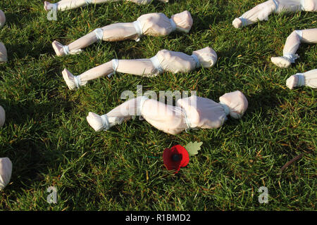 London's Queen Elizabeth Olympic Park, Stratford, London - 11. November 2018: schrägseile der Somme kunst Installation, die für die 72,396 British Commonwealth Soldaten in der Schlacht an der Somme getötet, die keine bekannten Grab und deren Namen sind auf die thiepval Gedenkstätte in Erinnerung Tag gesehen Sonntag 2018 eingraviert. Hunderte von Menschen waren Stille für zwei Minuten zu Ehren der Gefallenen. Die Installation ist von Hand gefertigt - Nähen calico Wanten und über kleine Figuren des Künstlers Rob hört. Quelle: David Mbiyu/Alamy leben Nachrichten Stockfoto