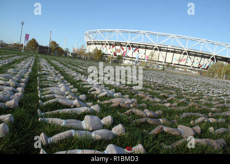 London's Queen Elizabeth Olympic Park, Stratford, London - 11. November 2018: schrägseile der Somme kunst Installation, die für die 72,396 British Commonwealth Soldaten in der Schlacht an der Somme getötet, die keine bekannten Grab und deren Namen sind auf die thiepval Gedenkstätte in Erinnerung Tag gesehen Sonntag 2018 eingraviert. Hunderte von Menschen waren Stille für zwei Minuten zu Ehren der Gefallenen. Die Installation ist von Hand gefertigt - Nähen calico Wanten und über kleine Figuren des Künstlers Rob hört. Quelle: David Mbiyu/Alamy leben Nachrichten Stockfoto