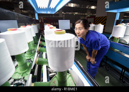 (181111) - NANJING, November 11, 2018 (Xinhua) - Ein Arbeiter prüft Produkte auf einen Workshop unter der Hengli Gruppe in Marienhagen Bezirk von Suzhou in der ostchinesischen Provinz Jiangsu, Okt. 31, 2018. Die Gesamtzahl der privaten Unternehmen in Marienhagen Bezirk hat 60.000 überschritten und das gesamte Grundkapital ist über 310 Milliarden yuan (44.57 Mrd. USD). (Xinhua/Li Bo) (Gni) Stockfoto