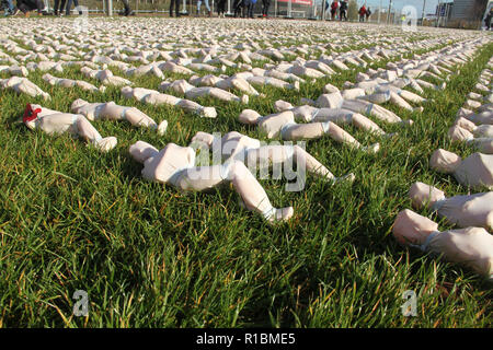 Queen Elizabeth Olympic Park, Stratford, London - 11. November 2018: schrägseile der Somme kunst Installation, die für die 72,396 British Commonwealth Soldaten in der Schlacht an der Somme getötet, die keine bekannten Grab und deren Namen sind auf die thiepval Gedenkstätte in Erinnerung Tag gesehen Sonntag 2018 eingraviert. Hunderte von Menschen waren Stille für zwei Minuten zu Ehren der Gefallenen. Die Installation ist von Hand gefertigt - Nähen calico Wanten und über kleine Figuren des Künstlers Rob hört. Quelle: David Mbiyu/Alamy leben Nachrichten Stockfoto