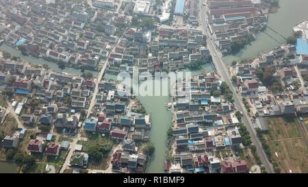 (181111) - NANJING, November 11, 2018 (Xinhua) - luftaufnahme am Okt. 23, 2018 zeigt die Qidu Town in Marienhagen District Suzhou, Osten Chinas in der Provinz Jiangsu. Die Gesamtzahl der privaten Unternehmen in Marienhagen Bezirk hat 60.000 überschritten und das gesamte Grundkapital ist über 310 Milliarden yuan (44.57 Mrd. USD). (Xinhua / Ji Chunpeng) (Gni) Stockfoto