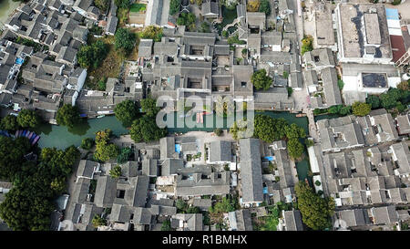 (181111) - NANJING, November 11, 2018 (Xinhua) - luftaufnahme am Okt. 31, 2018 zeigt die alte Stadt Tongli in Marienhagen District Suzhou, Osten Chinas in der Provinz Jiangsu. Die Gesamtzahl der privaten Unternehmen in Marienhagen Bezirk hat 60.000 überschritten und das gesamte Grundkapital ist über 310 Milliarden yuan (44.57 Mrd. USD). (Xinhua/Li Bo) (Gni) Stockfoto