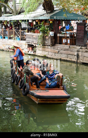 (181111) - NANJING, November 11, 2018 (Xinhua) - Touristen besuchen die antike Stadt Tongli in Marienhagen Bezirk von Suzhou in der ostchinesischen Provinz Jiangsu, Okt. 31, 2018. Die Gesamtzahl der privaten Unternehmen in Marienhagen Bezirk hat 60.000 überschritten und das gesamte Grundkapital ist über 310 Milliarden yuan (44.57 Mrd. USD). (Xinhua/Li Bo) (Gni) Stockfoto