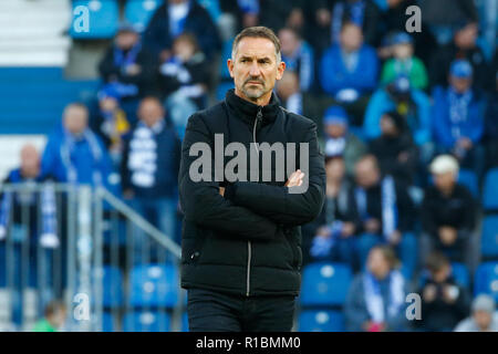 Magdeburg, Deutschland. 11 Nov, 2018. Fussball: 2. Fussballbundesliga, 13. Spieltag, 1.FC Magdeburg - SSV Jahn Regensburg in der MDCC-Arena. Regensburg Trainer Achim Beierlorzer kreuzt den Hof vor dem Spiel. Quelle: Joachim Sielski/dpa - WICHTIGER HINWEIS: In Übereinstimmung mit den Anforderungen der DFL Deutsche Fußball Liga oder der DFB Deutscher Fußball-Bund ist es untersagt, zu verwenden oder verwendet Fotos im Stadion und/oder das Spiel in Form von Bildern und/oder Videos - wie Foto Sequenzen getroffen haben./dpa/Alamy leben Nachrichten Stockfoto