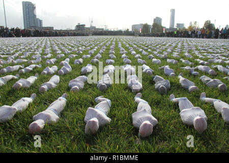 Queen Elizabeth Olympic Park, Stratford, London - 11. November 2018: schrägseile der Somme kunst Installation, die für die 72,396 British Commonwealth Soldaten in der Schlacht an der Somme getötet, die keine bekannten Grab und deren Namen sind auf die thiepval Gedenkstätte in Erinnerung Tag gesehen Sonntag 2018 eingraviert. Hunderte von Menschen waren Stille für zwei Minuten zu Ehren der Gefallenen. Die Installation ist von Hand gefertigt - Nähen calico Wanten und über kleine Figuren des Künstlers Rob hört. Quelle: David Mbiyu/Alamy leben Nachrichten Stockfoto