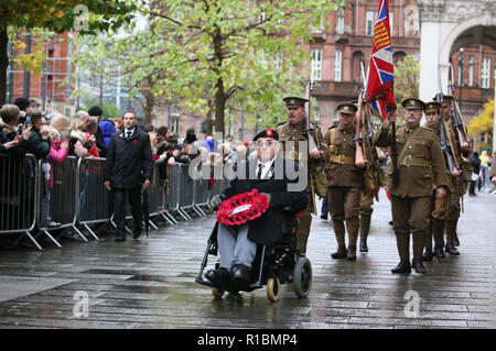 Manchester, Großbritannien. 11. Nov 2018. Veteranen des Konflikts, der Angehörige der Streitkräfte und der Öffentlichkeit nehmen Sie Teil an den Service der Erinnerung Kennzeichnung 100 Jahre seit dem Ende des Zweiten Weltkrieges!. Das Ehrenmal, Manchester, 11. November 2018 (C) Barbara Cook/Alamy leben Nachrichten Stockfoto