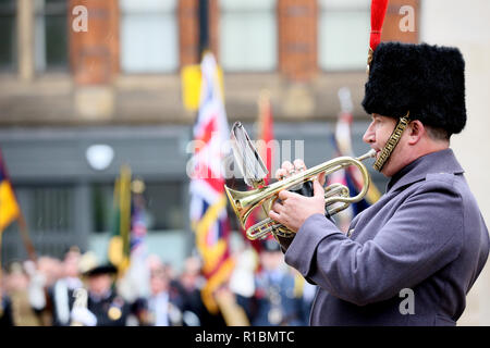 Manchester, Großbritannien. 11. Nov 2018. Veteranen des Konflikts, der Angehörige der Streitkräfte und der Öffentlichkeit nehmen Sie Teil an den Service der Erinnerung Kennzeichnung 100 Jahre seit dem Ende des Zweiten Weltkrieges!. Das Ehrenmal, Manchester, 11. November 2018 (C) Barbara Cook/Alamy leben Nachrichten Stockfoto