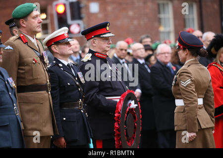 Manchester, Großbritannien. 11. Nov 2018. Veteranen des Konflikts, der Angehörige der Streitkräfte und der Öffentlichkeit nehmen Sie Teil an den Service der Erinnerung Kennzeichnung 100 Jahre seit dem Ende des Zweiten Weltkrieges!. Das Ehrenmal, Manchester, 11. November 2018 (C) Barbara Cook/Alamy leben Nachrichten Stockfoto