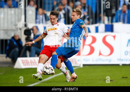 Magdeburg, Deutschland. 11 Nov, 2018. Fussball: 2. Fussballbundesliga, 13. Spieltag, 1.FC Magdeburg - SSV Jahn Regensburg in der MDCC-Arena. Die Regensburger Adrian Fein (l) im Duell mit der Magdeburger Nils Butzen (r) Credit: Joachim Sielski/dpa - WICHTIGER HINWEIS: In Übereinstimmung mit den Anforderungen der DFL Deutsche Fußball Liga oder der DFB Deutscher Fußball-Bund ist es untersagt, zu verwenden oder verwendet Fotos im Stadion und/oder das Spiel in Form von Bildern und/oder Videos - wie Foto Sequenzen getroffen haben./dpa/Alamy leben Nachrichten Stockfoto