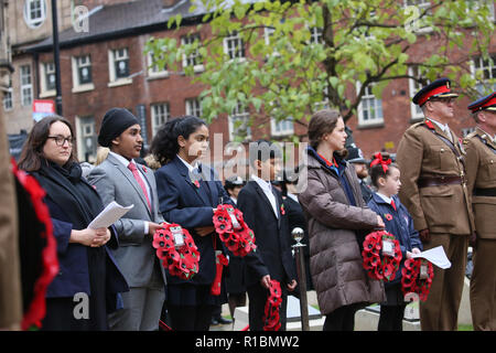 Manchester, Großbritannien. 11. Nov 2018. Veteranen des Konflikts, der Angehörige der Streitkräfte und der Öffentlichkeit nehmen Sie Teil an den Service der Erinnerung Kennzeichnung 100 Jahre seit dem Ende des Zweiten Weltkrieges!. Das Ehrenmal, Manchester, 11. November 2018 (C) Barbara Cook/Alamy leben Nachrichten Stockfoto