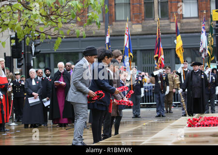 Manchester, Großbritannien. 11. Nov 2018. Veteranen des Konflikts, der Angehörige der Streitkräfte und der Öffentlichkeit nehmen Sie Teil an den Service der Erinnerung Kennzeichnung 100 Jahre seit dem Ende des Zweiten Weltkrieges!. Das Ehrenmal, Manchester, 11. November 2018 (C) Barbara Cook/Alamy leben Nachrichten Stockfoto