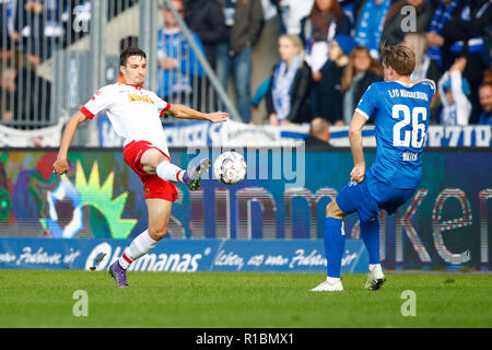 Magdeburg, Deutschland. 11 Nov, 2018. Fussball: 2. Fussballbundesliga, 13. Spieltag, 1.FC Magdeburg - SSV Jahn Regensburg in der MDCC-Arena. Die Regensburger Sebastian Stolze (l) genehmigt, der Magdeburger Marius Buelter(r): Joachim Sielski/dpa - WICHTIGER HINWEIS: In Übereinstimmung mit den Anforderungen der DFL Deutsche Fußball Liga oder der DFB Deutscher Fußball-Bund ist es untersagt, zu verwenden oder verwendet Fotos im Stadion und/oder das Spiel in Form von Bildern und/oder Videos - wie Foto Sequenzen getroffen haben./dpa/Alamy leben Nachrichten Stockfoto