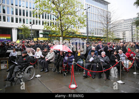 Manchester, Großbritannien. 11. Nov 2018. Veteranen des Konflikts, der Angehörige der Streitkräfte und der Öffentlichkeit nehmen Sie Teil an den Service der Erinnerung Kennzeichnung 100 Jahre seit dem Ende des Zweiten Weltkrieges!. Das Ehrenmal, Manchester, 11. November 2018 (C) Barbara Cook/Alamy leben Nachrichten Stockfoto