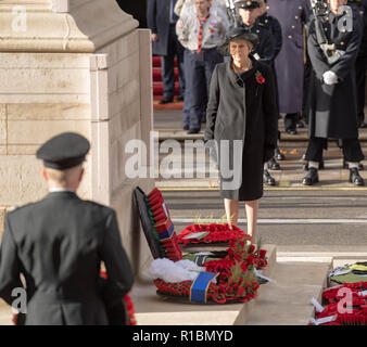 London, Großbritannien, 11. November 2018 den Nationalen Dienst der Erinnerung an das Ehrenmal London auf das Gedenken Sonntag in Anwesenheit von der Königin, die Prime Minster, Theresa May, ehemaliger Premierminister, Senior Minister und Vertreter der Commenwealth der Premierminister, Theresa May, zahlt Ihr respectsCredit Ian Davidson/Alamy leben Nachrichten Stockfoto