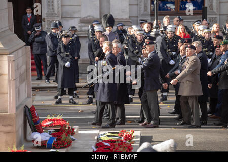 London, Großbritannien, 11. November 2018 den Nationalen Dienst der Erinnerung an das Ehrenmal London auf das Gedenken Sonntag in Anwesenheit von der Königin, die Prime Minster, Theresa May, ehemaliger Premierminister, Senior Minister und Vertreter der Commenwealth Credit Ian Davidson/Alamy leben Nachrichten Stockfoto