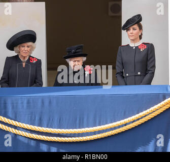 London, Großbritannien, 11. November 2018 den Nationalen Dienst der Erinnerung an das Ehrenmal London auf das Gedenken Sonntag in Anwesenheit von der Königin, die Prime Minster, Theresa May, ehemaliger Premierminister, Senior Minister und Vertreter der Commenwealth der Königin (Mitte) SEINE KÖNIGLICHE HOHEIT, der Herzogin von Cornwall (links) SEINE KÖNIGLICHE HOHEIT, der Herzogin von Cambridge, (Rechts) Credit Ian Davidson/Alamy leben Nachrichten Stockfoto