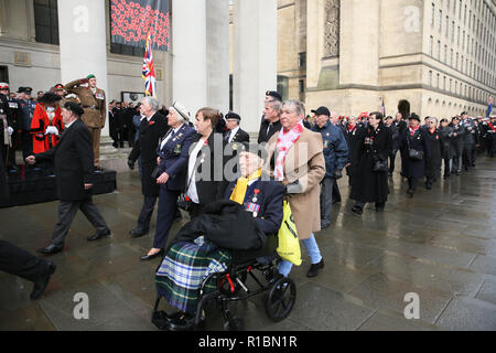 Manchester, Großbritannien. 11. Nov 2018. Veteranen des Konflikts, der Angehörige der Streitkräfte und der Öffentlichkeit nehmen Sie Teil an den Service der Erinnerung Kennzeichnung 100 Jahre seit dem Ende des Zweiten Weltkrieges!. Das Ehrenmal, Manchester, 11. November 2018 (C) Barbara Cook/Alamy leben Nachrichten Stockfoto