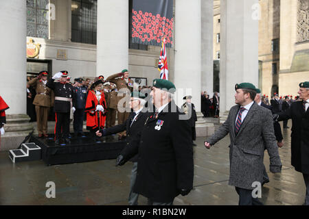Manchester, Großbritannien. 11. Nov 2018. Veteranen des Konflikts, der Angehörige der Streitkräfte und der Öffentlichkeit nehmen Sie Teil an den Service der Erinnerung Kennzeichnung 100 Jahre seit dem Ende des Zweiten Weltkrieges!. Das Ehrenmal, Manchester, 11. November 2018 (C) Barbara Cook/Alamy leben Nachrichten Stockfoto