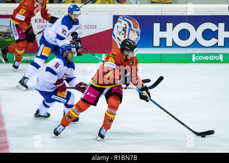 Krefeld, Deutschland. 11 Nov, 2018. Eishockey: Deutschland Cup, Deutschland - Slowakei, 3.Spieltag. Deutschlands David Wolf (m) führt den Puck. Credit: Marcel Kusch/dpa/Alamy leben Nachrichten Stockfoto