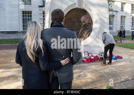 London, Großbritannien, 11. November 2018: Erinnerung an alte Genossen auf dem nationalen Dienst der Erinnerung an das Ehrenmal in London auf das Gedenken Sonntag. Credit: Auf Sicht Fotografische/Alamy leben Nachrichten Stockfoto