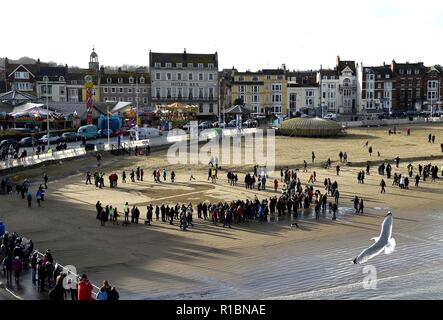 Seiten des Meeres. Weymouth Beach, Dorset, Großbritannien. 11 Nov, 2018. Das Gesicht der privaten Stanley McDougall geätzt auf das Ufer am Strand von Weymouth als Teil der Seiten des Meeres Ereignis, Dorset Credit: Finnbarr Webster/Alamy leben Nachrichten Stockfoto