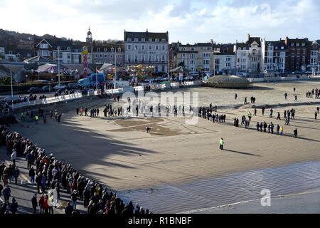 Seiten des Meeres. Weymouth Beach, Dorset, Großbritannien. 11 Nov, 2018. Das Gesicht der privaten Stanley McDougall geätzt auf das Ufer am Strand von Weymouth als Teil der Seiten des Meeres Ereignis, Dorset Credit: Finnbarr Webster/Alamy leben Nachrichten Stockfoto