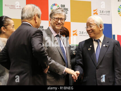 Tokio, Japan. 9 Nov, 2018. Der amerikanische Software-Riese Microsoft Gründer Bill Gates Hände schüttelt mit toshizo Ido (R), der World Masters Games 2021 Organisationskomitee Präsident auf einer Pressekonferenz als Bill und Melinda Gates Stiftung hat eine Partnerschaft mit Japan Sport Agentur für nachhaltige Entwicklung der Vereinten Nationen (SDGs) in Tokio am Freitag, 9. November 2018. Sie werden eine Kampagne "Unsere globalen Ziele", der auf die Dynamik des Tokyo 2020 Olympischen Spiele und Paralympics zu schreiben beginnen. Credit: Yoshio Tsunoda/LBA/Alamy leben Nachrichten Stockfoto