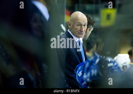 11. November 2018, Nordrhein-Westfalen, Krefeld: Eishockey: Deutschland Cup, Deutschland - Slowakei, 3.Spieltag. Slowakischen Trainer Craig Ramsay betrachtet ein Spieler während des Spiels. Foto: Marcel Kusch/dpa Stockfoto