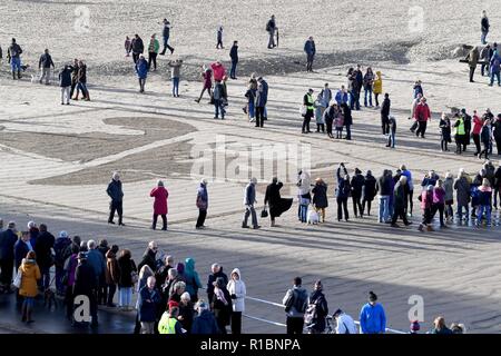 Seiten des Meeres. Weymouth Beach, Dorset, Großbritannien. 11 Nov, 2018. Das Gesicht der privaten Stanley McDougall geätzt auf das Ufer am Strand von Weymouth als Teil der Seiten des Meeres Ereignis, Dorset Credit: Finnbarr Webster/Alamy leben Nachrichten Stockfoto