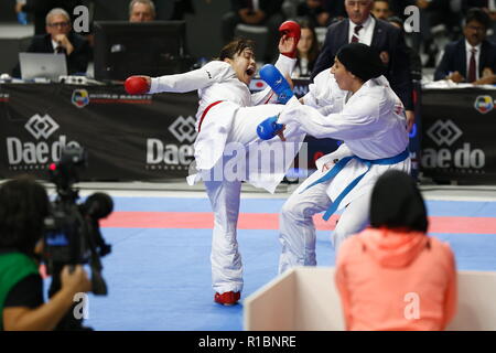 Madrid, Spanien. 9 Nov, 2018. Ayumi Uekusa (JPN) Karate: Uekusa Kampf um die Iran team-player Beim Kumite team Female 3. Runde in der 'WKF 24 Karate Weltmeisterschaft Madrid 2018' an der WiZink Zentrum in Madrid, Spanien. Credit: mutsu Kawamori/LBA/Alamy leben Nachrichten Stockfoto