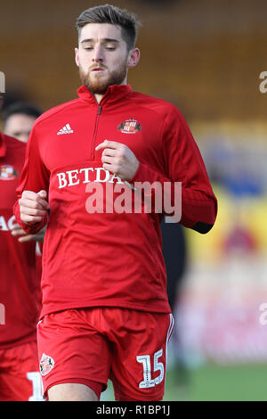 Burslem, Staffordshire, Großbritannien. 11. Nov 2018. Sunderland defender Jack Baldwin (15) Während der ersten Runde des FA Cup Match zwischen Port Vale und Sunderland bei Vale Park, Burslem, England am 11. November 2018. Foto von Jurek Biegus. Nur die redaktionelle Nutzung, eine Lizenz für die gewerbliche Nutzung erforderlich. Keine Verwendung in Wetten, Spiele oder einer einzelnen Verein/Liga/player Publikationen. Credit: UK Sport Pics Ltd/Alamy leben Nachrichten Stockfoto