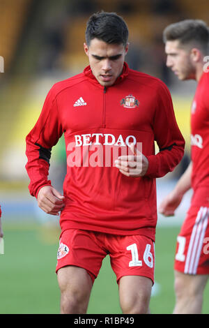 Burslem, Staffordshire, Großbritannien. 11. Nov 2018. Sunderland defender Reece James (16) Während der ersten Runde des FA Cup Match zwischen Port Vale und Sunderland bei Vale Park, Burslem, England am 11. November 2018. Foto von Jurek Biegus. Nur die redaktionelle Nutzung, eine Lizenz für die gewerbliche Nutzung erforderlich. Keine Verwendung in Wetten, Spiele oder einer einzelnen Verein/Liga/player Publikationen. Credit: UK Sport Pics Ltd/Alamy leben Nachrichten Stockfoto