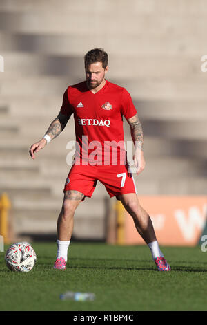 Burslem, Staffordshire, Großbritannien. 11. Nov 2018. Sunderland Mittelfeldspieler Chris Maguire (7) Während der ersten Runde des FA Cup Match zwischen Port Vale und Sunderland bei Vale Park, Burslem, England am 11. November 2018. Foto von Jurek Biegus. Nur die redaktionelle Nutzung, eine Lizenz für die gewerbliche Nutzung erforderlich. Keine Verwendung in Wetten, Spiele oder einer einzelnen Verein/Liga/player Publikationen. Credit: UK Sport Pics Ltd/Alamy leben Nachrichten Stockfoto