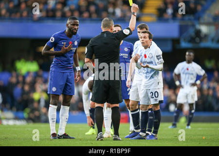 Stamford Bridge, London, UK. 11. Nov 2018. Barnard von Everton in der Premier League Spiel zwischen Chelsea und den FC Everton an der Stamford Bridge im November in London, England 11 2018 gebucht. Nur die redaktionelle Nutzung, eine Lizenz für die gewerbliche Nutzung erforderlich. Keine Verwendung in Wetten, Spiele oder einer einzelnen Verein/Liga/player Publikationen. (Foto durch Arron Gent/phcimages.com) Credit: PHC Images/Alamy leben Nachrichten Stockfoto