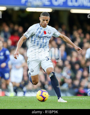 Stamford Bridge, London, UK. 11. Nov 2018. Richarlison von Everton auf der Kugel während der Premier League Spiel zwischen Chelsea und den FC Everton an der Stamford Bridge im November in London, England 11 2018. Nur die redaktionelle Nutzung, eine Lizenz für die gewerbliche Nutzung erforderlich. Keine Verwendung in Wetten, Spiele oder einer einzelnen Verein/Liga/player Publikationen. (Foto durch Arron Gent/phcimages.com) Credit: PHC Images/Alamy leben Nachrichten Stockfoto