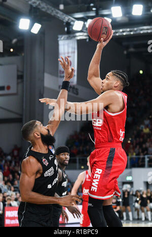 Bamberg, Deutschland. 11 Nov, 2018. Basketball: Bundesliga, Brose Bamberg - Gießen 46ers, Hauptrunde, 7. Spieltag: Bambergs Augustinus Rubit (r) kämpft mit giessens Brandon Thomas (l) um den Ball. Credit: Nicolas Armer/dpa/Alamy leben Nachrichten Stockfoto