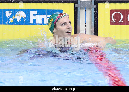 (181111) - Tokio, November 11, 2018 (Xinhua) - Emily Seebohm von Australien Lächeln nach dem Gewinn der Frauen 200 m Ruecken Finale bei den FINA Swimming World Cup in Tokio, Japan, November 11, 2018. (Xinhua / Du Xiaoyi) Stockfoto