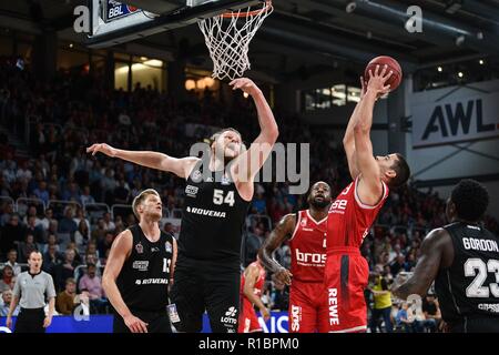 Bamberg, Deutschland. 11 Nov, 2018. Basketball: Bundesliga, Brose Bamberg - Gießen 46ers, Hauptrunde, 7. Spieltag: Bambergs Daniel Schmidt (2. von rechts) und Cliff Alexander (3. von rechts) Kampf mit giessens Larry Gordon (r), John Bryant (2. von links) und Benjamin Lischka (l) um den Ball. Credit: Nicolas Armer/dpa/Alamy leben Nachrichten Stockfoto