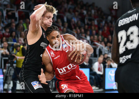 Bamberg, Deutschland. 11 Nov, 2018. Basketball: Bundesliga, Brose Bamberg - Gießen 46ers, Hauptrunde, 7. Spieltag: Bambergs Augustinus Rubit (M) kämpft mit Giessens und Benjamin Lischka (l) um den Ball. Credit: Nicolas Armer/dpa/Alamy leben Nachrichten Stockfoto