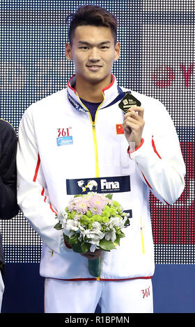 (181111) - Tokio, November 11, 2018 (Xinhua) - Chinas Xu Jiayu Posen auf dem Podium während der Preisverleihung nach dem Gewinn der Männer 100 m Ruecken Finale bei den FINA Swimming World Cup in Tokio, Japan, November 11, 2018. (Xinhua / Du Xiaoyi) Stockfoto