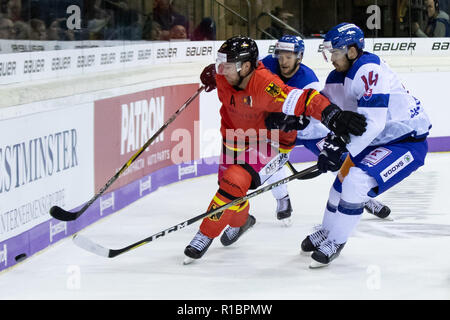 Krefeld, Deutschland. 11 Nov, 2018. Eishockey: Deutschland Cup, Deutschland - Slowakei, 3.Spieltag. Deutschlands Marcus Kink (l) kämpft in der Slowakei Peter Ceresnak (r). Credit: Marcel Kusch/dpa/Alamy leben Nachrichten Stockfoto