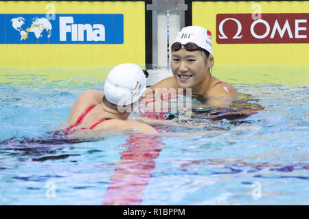 (181111) - Tokio, November 11, 2018 (Xinhua) - Chinas Ihr Shiwen (R) gratuliert der Ungarn Katinka Hosszu nach der Frauen 200 m Individuelle medley Finale bei den FINA Swimming World Cup in Tokio, Japan, November 11, 2018. (Xinhua / Du Xiaoyi) Stockfoto