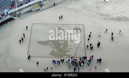 Seiten des Meeres. 11 Nov, 2018. Das Gesicht der privaten Stanley McDougall geätzt auf das Ufer am Strand von Weymouth als Teil der Seiten des Meeres Ereignis, Dorset. Bild von Paul Hoskins und Justin Glynn (CAA lizenziert) Stockfoto