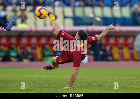 Stadio Olimpico, Rom, Italien. 11 Nov, 2018. Serie A Fussball, Roma gegen Sampdoria; Kostas Manolas der Roma führt eine Schere Kick, wie er versucht, sein Schuss von der Credit: Aktion plus Sport/Alamy Leben Nachrichten zu erhalten Stockfoto