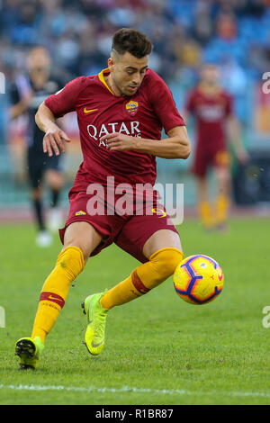 Stadio Olimpico, Rom, Italien. 11 Nov, 2018. Serie A Fussball, Roma gegen Sampdoria; Stephan El Shaarawy der Roma steuert den Ball durch das Mittelfeld Credit: Aktion plus Sport/Alamy leben Nachrichten Stockfoto