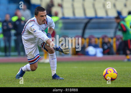 Stadio Olimpico, Rom, Italien. 11 Nov, 2018. Serie A Fussball, Roma gegen Sampdoria; Emil Audero Torwart von Sampdoria legt den Ball zurück ins Spiel: Action Plus Sport/Alamy leben Nachrichten Stockfoto